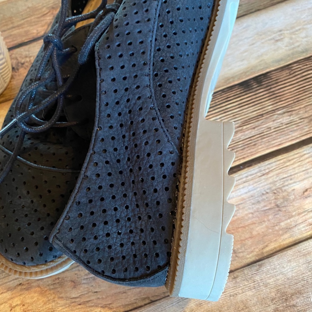 CLARKS Somerset Black Leather Perforated Flats 10 - Picture 5 of 6